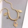 Collar dorado con dijes de mano de fatima y ojo turco