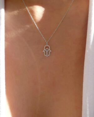 Collar color plata con mano de fatima