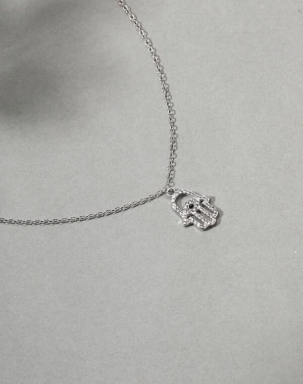 Collar color plata con mano de fatima