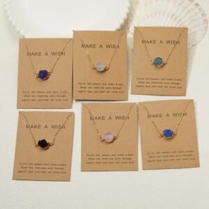 Collar dorado con piedra natural