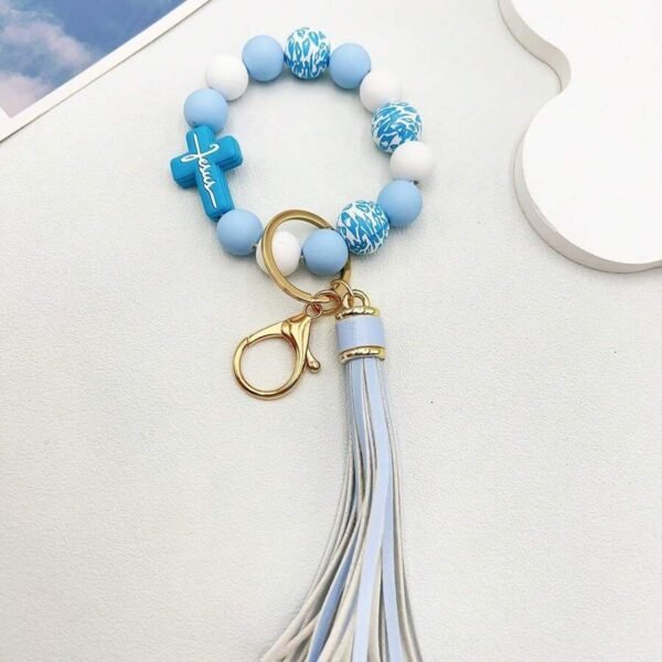 Llavero de piedras azules con cruz azul y blanco