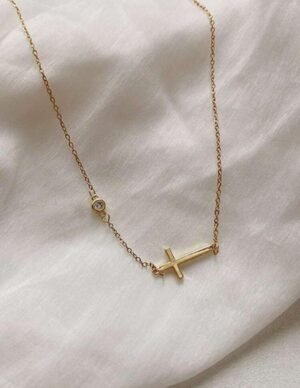 Collar con simbolo de cruz dorado