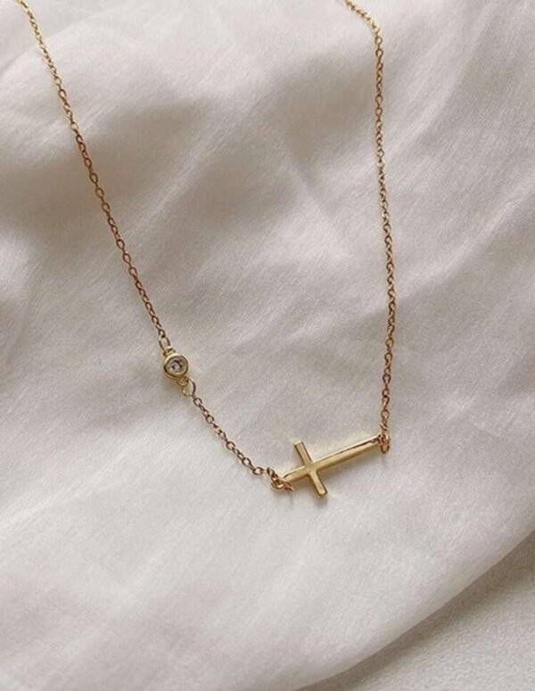 Collar con simbolo de cruz dorado