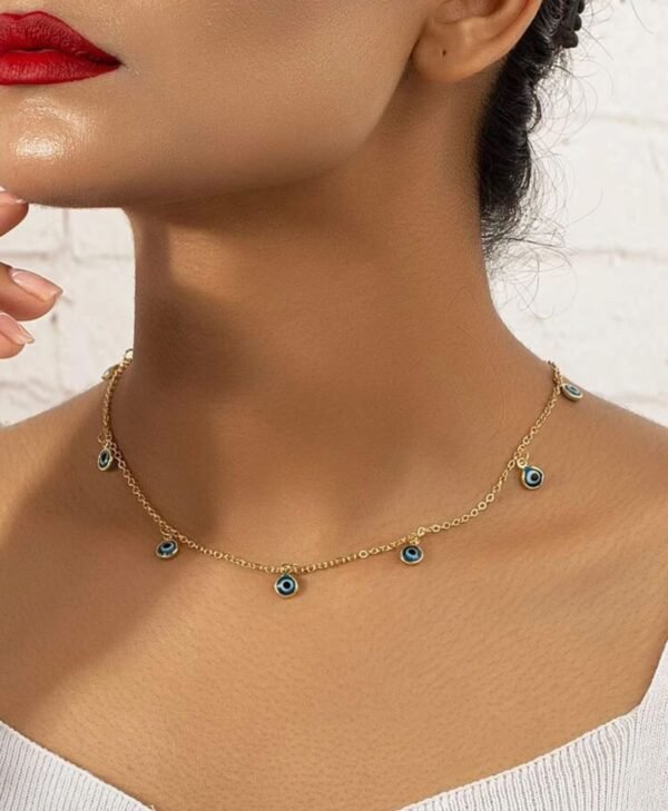Collar dorado con dijes de ojo turco