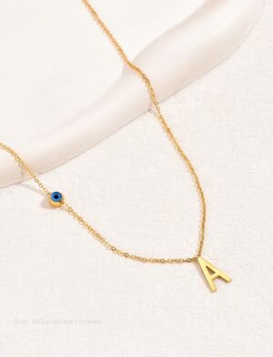 Collar con iniciales detalle de ojo turco