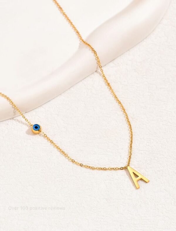 Collar con iniciales detalle de ojo turco