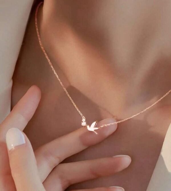 Collar con diseno de paloma