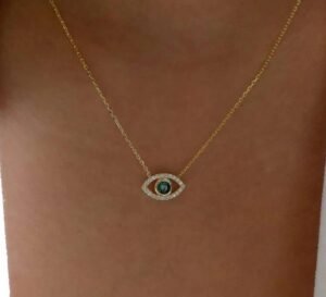 Collar con forma de ojo y piedra verde