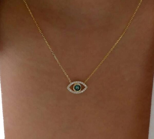 Collar con forma de ojo y piedra verde