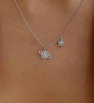 Collar con diseno de planeta y estrella color plata