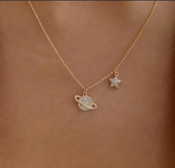 Collar dorado con diseno de planeta y estrella